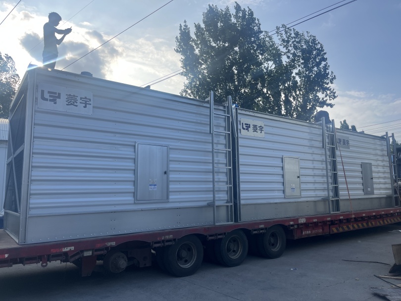 河南郑州菱宇整体运输的方形横流式钣金冷却塔装车出货