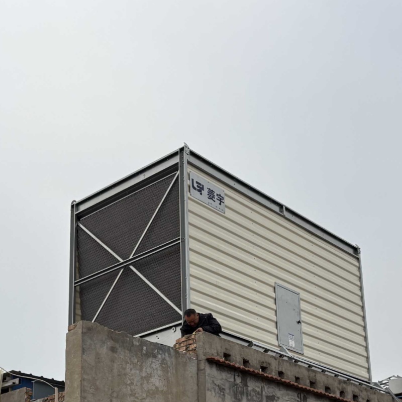 河南焦作菱宇方形横流式钣金冷却塔整体运输,吊装到位