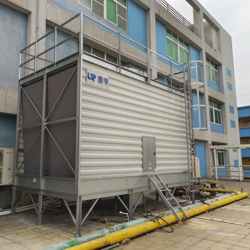 深圳菱宇方形横流式钣金冷却塔安装到位，等待客户通水运行
