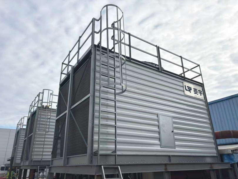 湖北武汉菱宇方形横流式钣金冷却塔安装到位，等待客户通水通电调试