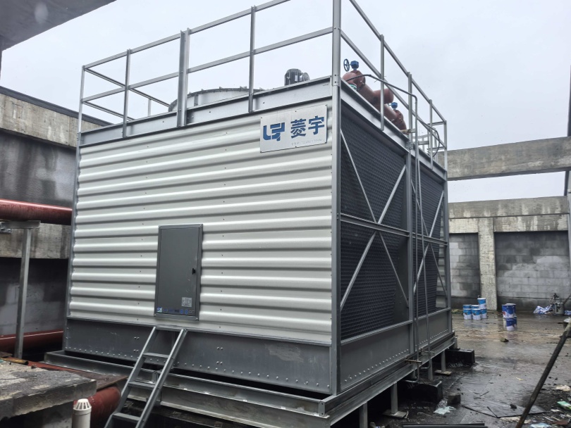 河南郑州财经政法大学采购菱宇方形横流式钣金冷却塔安装到位